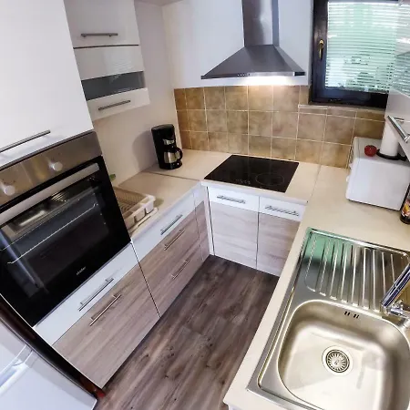 Hisa Pri Jezeru Apartman Dobronak